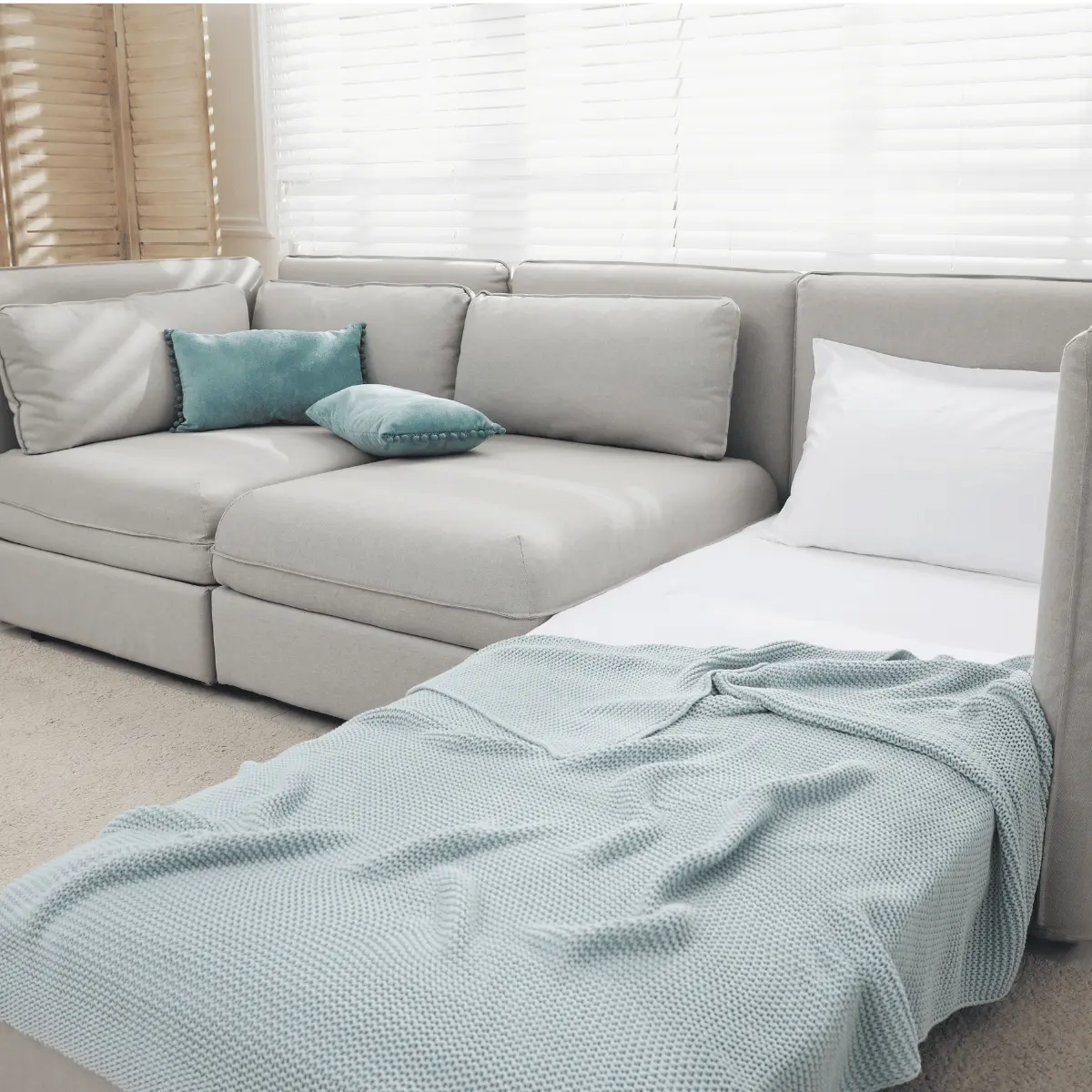 Diivanvoodi avatud ja suletud asendis kaasaegses elutoas